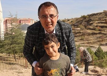 Lider Savran, öğrencilerle birlikte fidan dikti