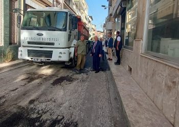 Lider Selvitopu’dan “su baskını” ve asfalt kontrolü