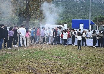 Lider Topaloğlu’ndan öğrencilere mangal partisi