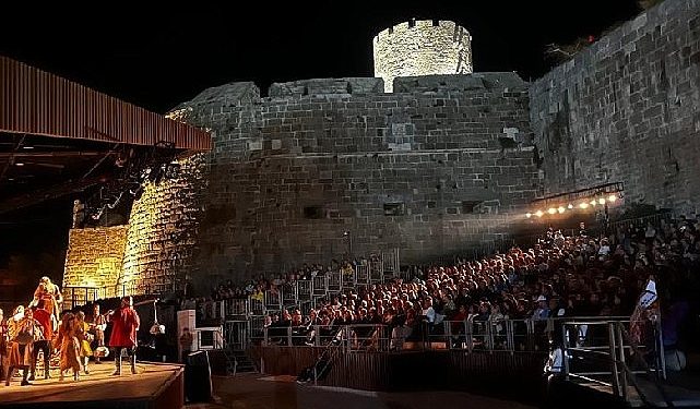 Meczup Dumrul oyunu Bodrum Kalesi’nde ayakta alkışlandı