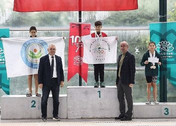 Nilüfer Belediyesi: Yüzme yarışında dereceye girenler ödüllendirildi