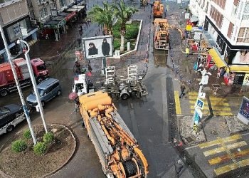 Tsunami tesiri yaratan afet sonrası mağdurlara yardım eli