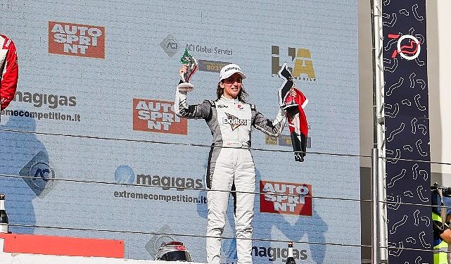 Yarış pilotu Seda Kaçan cumhuriyetin 100.yılında Türkiye bayrağını İtalya’da dalgalandırdı !