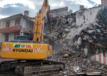 25 Yıllık metruk yapı yıkıldı