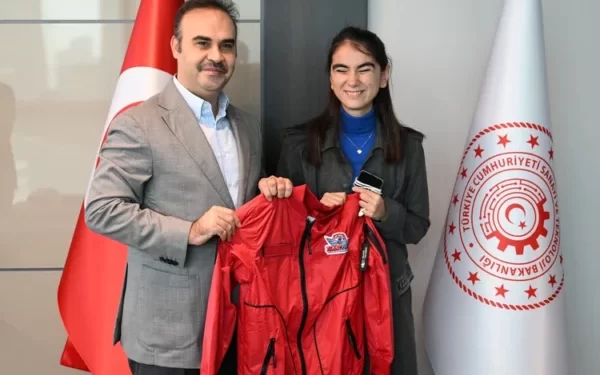 Bakan Kacır, ”From Your Eyes” uygulamasının kurucusu, görme engelli girişimci Zülal Tannur ile bir araya geldi