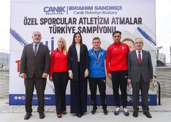 AK Parti Genel Lider Yardımcısı Karaaslan ve Lider Sandıkçı’dan Akıncı TİHA Pozu