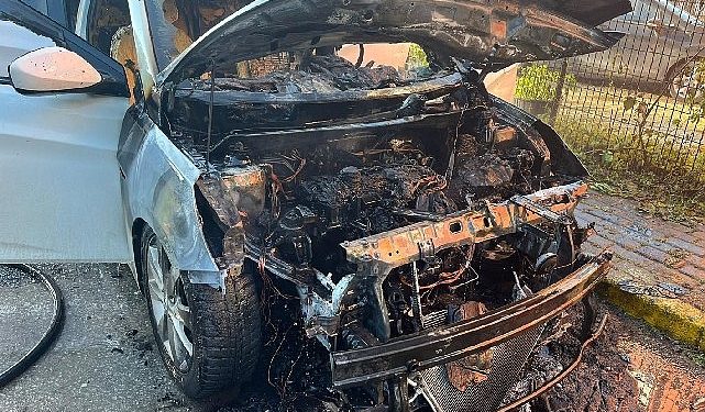 Alev alan arabası Büyükşehir itfaiyesi söndürdü