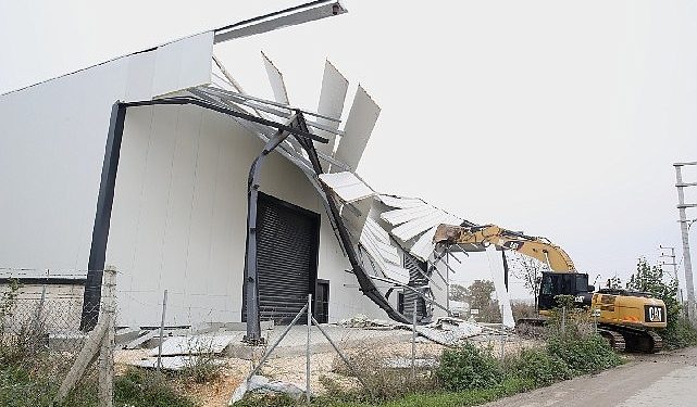 Çalı ve Tahtalı’da kaçak işyerleri yıkıldı