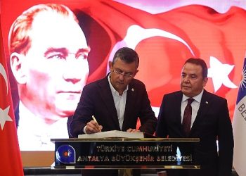 CHP Genel Lideri Özgür Özel Lider Muhittin Böcek’i ziyaret etti