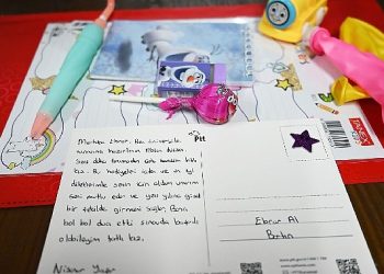 Cumhuriyet çocukları hediyeleşiyor