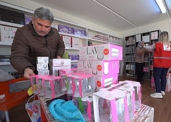 Depremzede esnaf Kızılay’la işine devam ediyor
