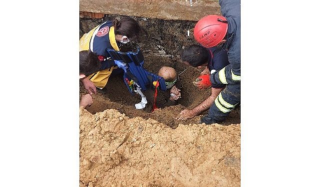 Göçükte sıkışan vatandaşı Büyükşehir itfaiyesi kurtardı