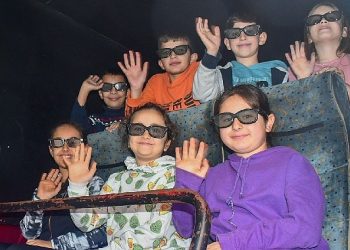 İzmir’de çocuklar 12D sinema keyfi yaşıyor