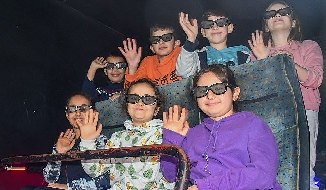 İzmir’de çocuklar 12D sinema keyfi yaşıyor