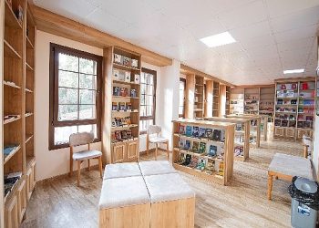 İzmir’in 24 saat yaşayan 100. Yıl Kitap Kafe ve Kütüphanesi açıldı