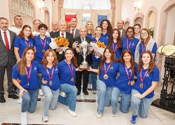 İzmir’in Avrupa şampiyonu kadrosu kupayı Lider Soyer’e teslim etti