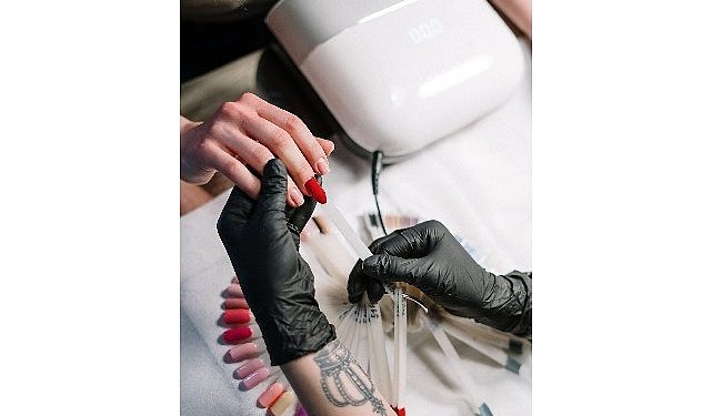 Kalıcı oje ve protez tırnaklardaki bilinmeyen tehlike: Akrilat Alerjisi