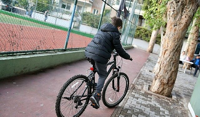 Karşıyaka’da çocuklar hayallerindeki bisikletlere kavuştu