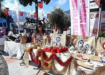 Kemer’de yılın son “Üreten konut hanımları kermesi”