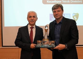 Kocaelispor teknik yöneticisi Ertuğrul Sağlam, isu işçisiyle bir ortaya geldi