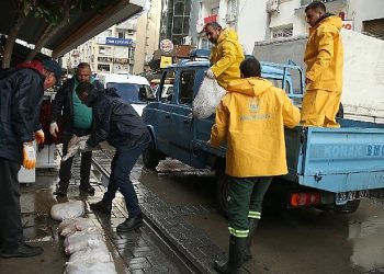 Konak Belediyesi’nden esnafa kum torbası dayanağı