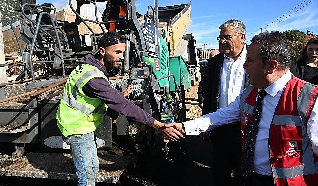 Lider Böcek Kekova yolunda asfalt incelemesi yaptı