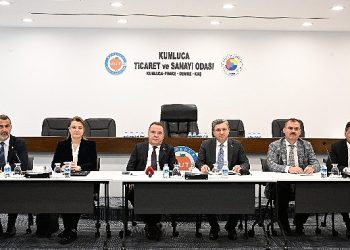 Lider Böcek Kumluca Atatürk Stadyumu’ndaki çalışmaları inceledi