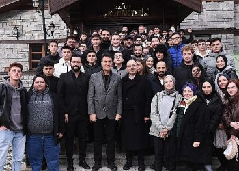 Lider Dündar, dorukta gençlerle buluştu