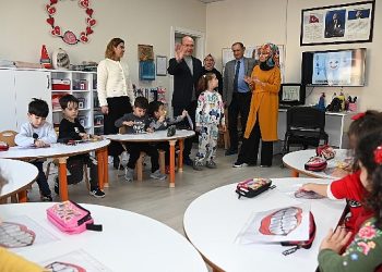 Lider Pekyatırmacı minik öğrencilerin davetine kayıtsız kalmadı