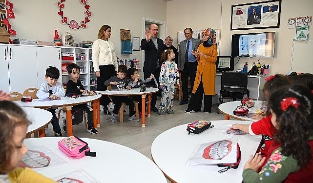 Lider Pekyatırmacı minik öğrencilerin davetine kayıtsız kalmadı