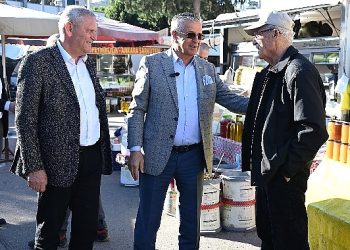 Lider Topaloğlu’ndan pazar esnafına ziyaret