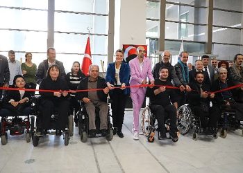 Mahzurları aşan sanatçı Alper Kocabıyık’ın fotoğraf standı açıldı