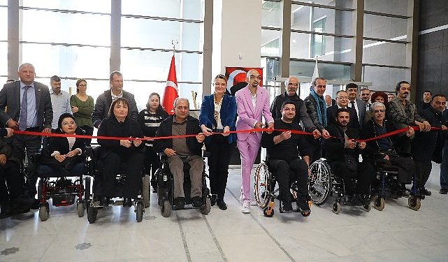 Mahzurları aşan sanatçı Alper Kocabıyık’ın fotoğraf standı açıldı