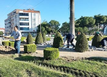 Park bahçeler çalışıyor, burhaniye güzelleşiyor
