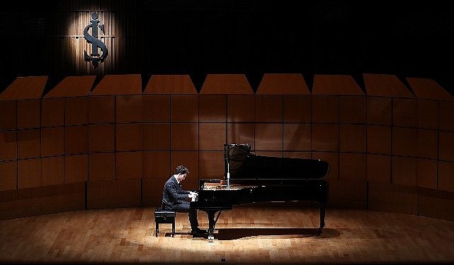 Parlayan Yıldızlar İş Sanat Sahnesinde