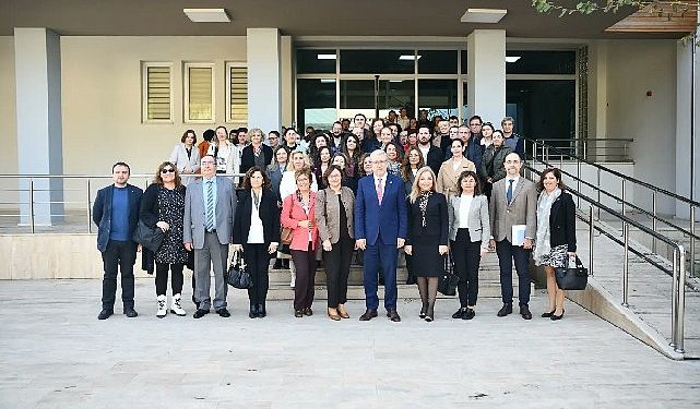 Rektör Prof. Dr. Budak, “Bölüm Çayı Programı” kapsamında akademisyenlerle bir ortaya geliyor