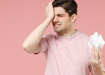 Tokalaşmayla Bile Bulaşabiliyor! Göz Nezlesi Salgınına Dikkat!