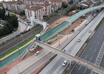 Tramvay çizgisi durağına 78 araçlık otopark