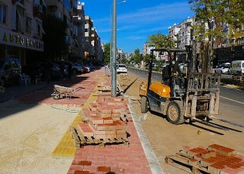 Turgut Reis ve Güllük caddelerinin kaldırımları yenileniyor