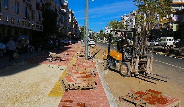 Turgut Reis ve Güllük caddelerinin kaldırımları yenileniyor