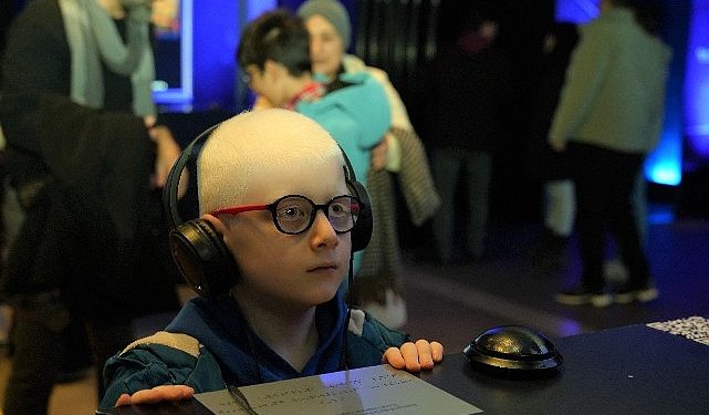 Türk Telekom’un AKM’deki “Tablolar Konuşuyor Dijital Sergisi” görme engelliler için tabloların sesi oldu