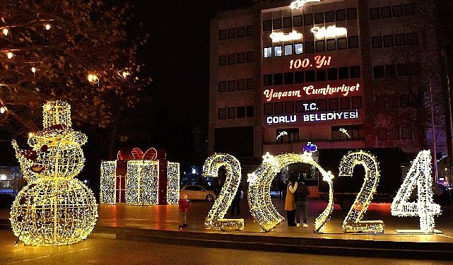 Yeni Yılın Işıltısı Sokaklara Yansıdı