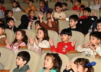 Yenişehirli çocuklar tiyatro oyunuyla hem eğlendi hem de atık idaresi öğrendi