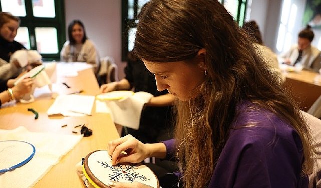 Yılbaşı süslerini kendileri yaptı