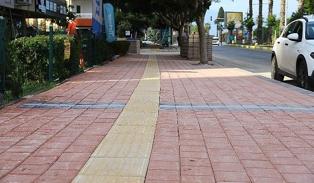 Antalya Büyükşehir Portakal Çiçeği Caddesi’nin kaldırımlarını yeniliyor