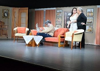 ‘Asla Geç Değil’ tiyatro oyunu büyük alkış topladı