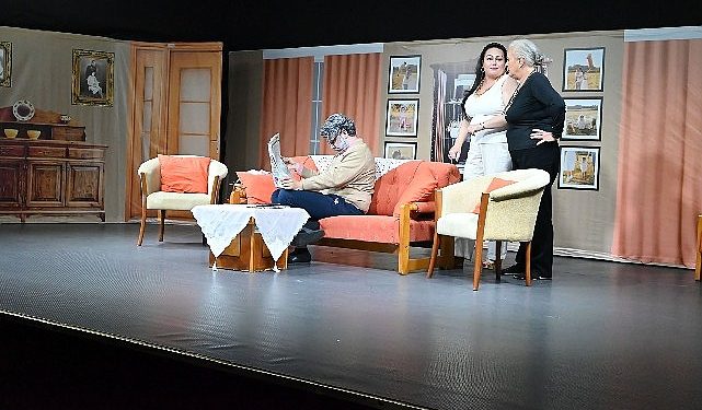 ‘Asla Geç Değil’ tiyatro oyunu büyük alkış topladı