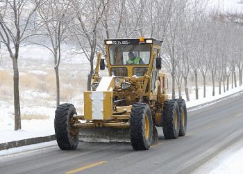 Belediye grupları paklık ve tuzlama çalışması yapıyor