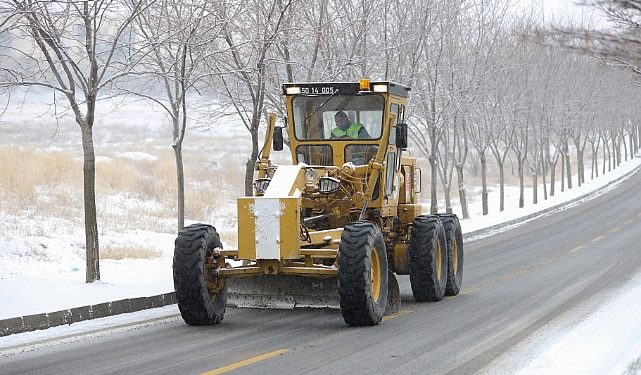 Belediye grupları paklık ve tuzlama çalışması yapıyor