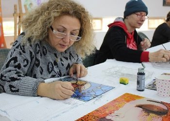 Bilge çınarlar, camaltı boyama yapıtlarıyla yaşama tutunuyor